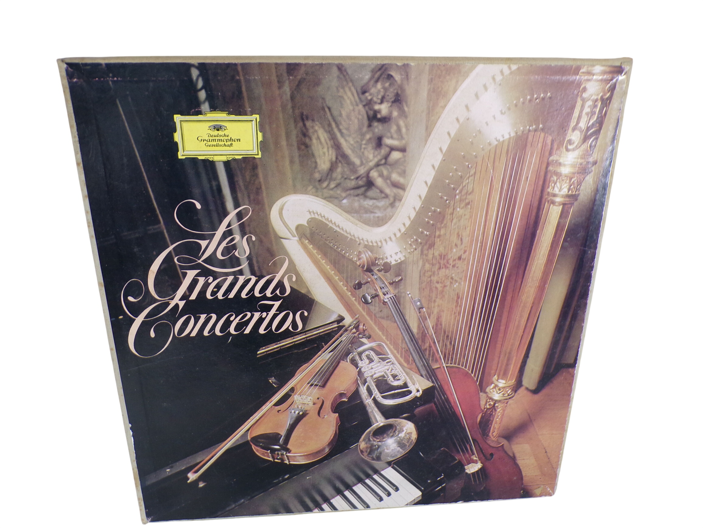 Acheter Un coffret de disques vinyles intitulé "Les Grands Concertos", publié par le prestigieux label Deutsche Grammophon Gesellschaft. État correct - 15,00 € Un coffret de disques vinyles intitulé "Les Grands Concertos", publié par le prestigieux label Deutsche Grammophon Gesellschaft. État correct - reconditionné disponible sur Label Emmaüs